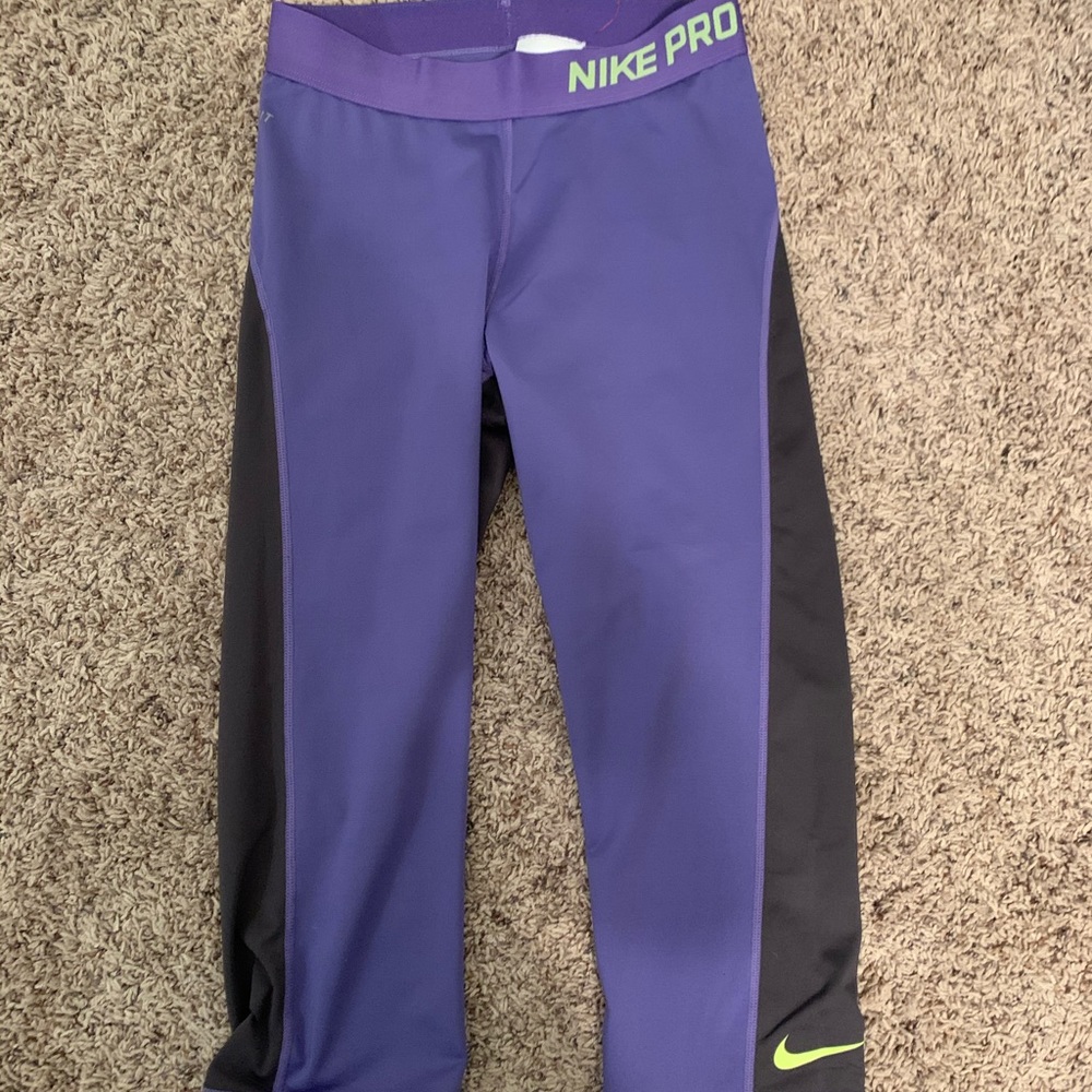 Cropped purple Nike leggings